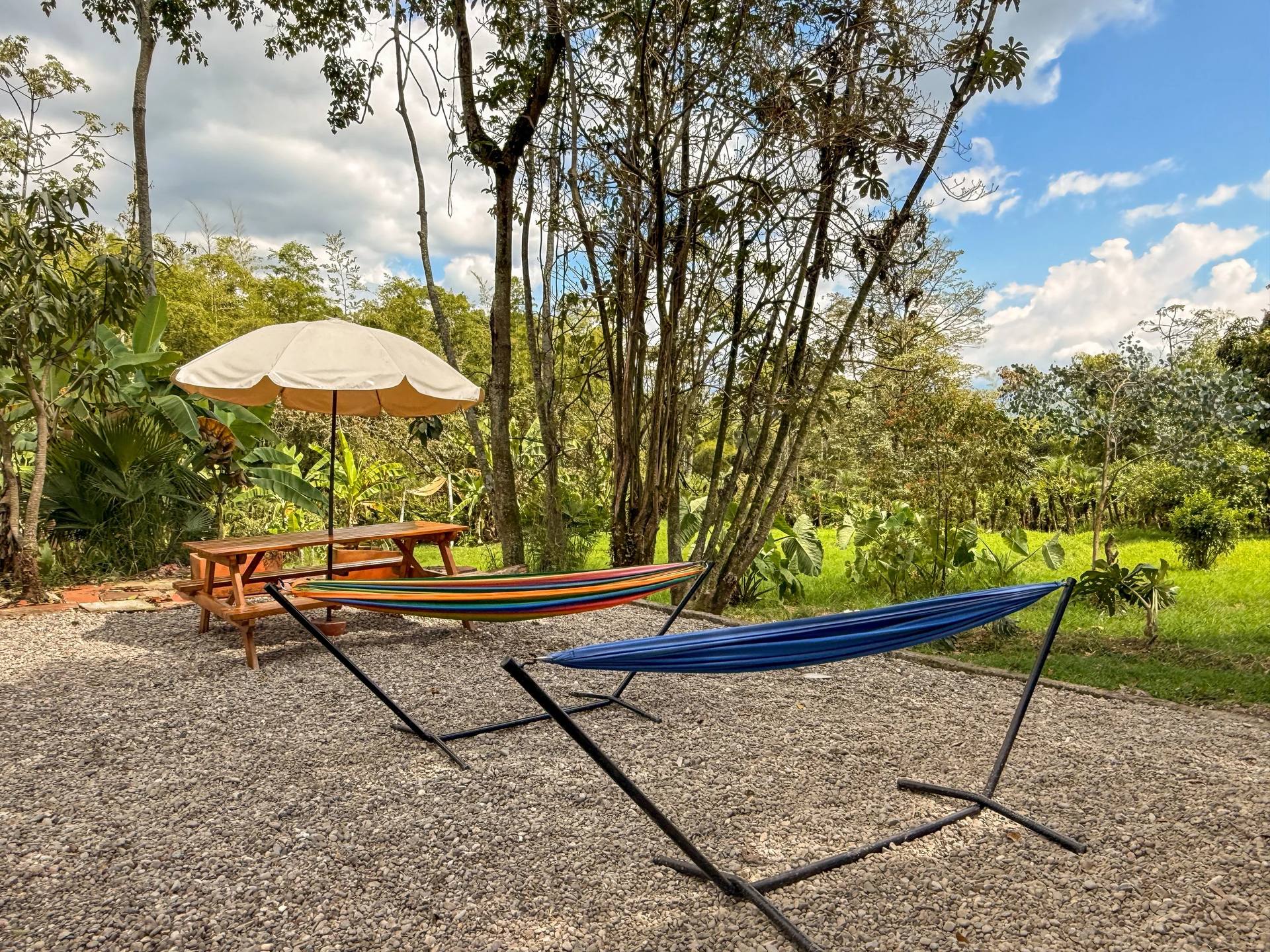 Áreas de relajación al aire libre en El Nido Andino — finca cafetera en La Mesa, Cundinamarca
