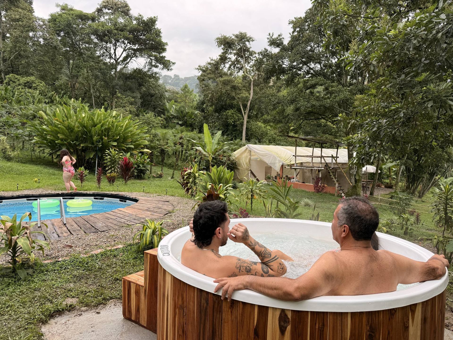 Piscina y Jacuzzi de El Nido Andino — instalaciones para alojamiento y pasadías en La Mesa, Cundinamarca