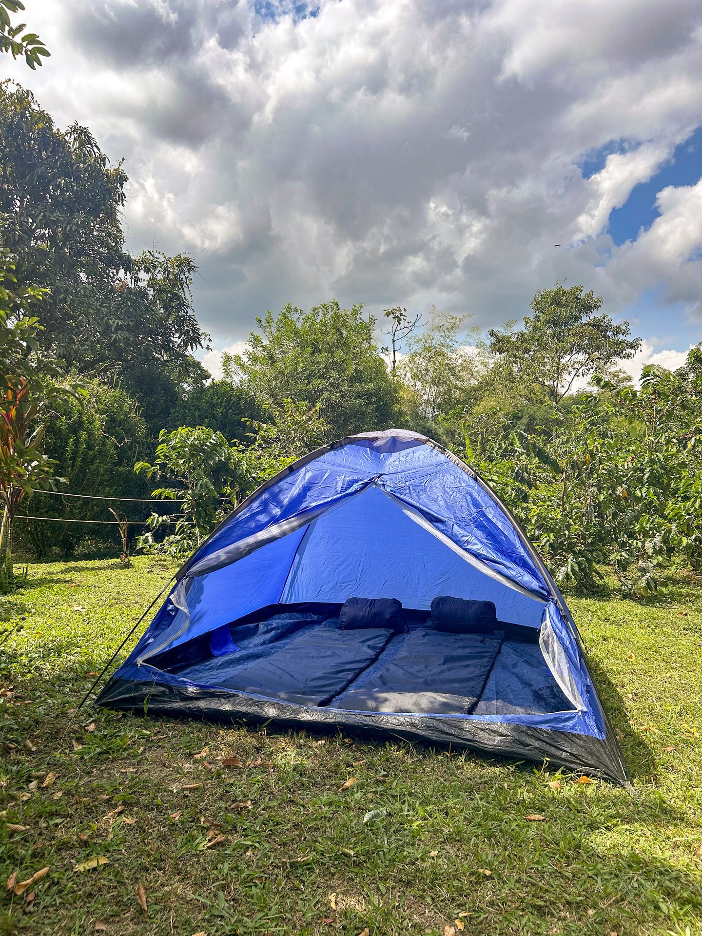 Carpa con colchonetas y almohadas lista para acampar en El Nido Andino, La Mesa Cundinamarca