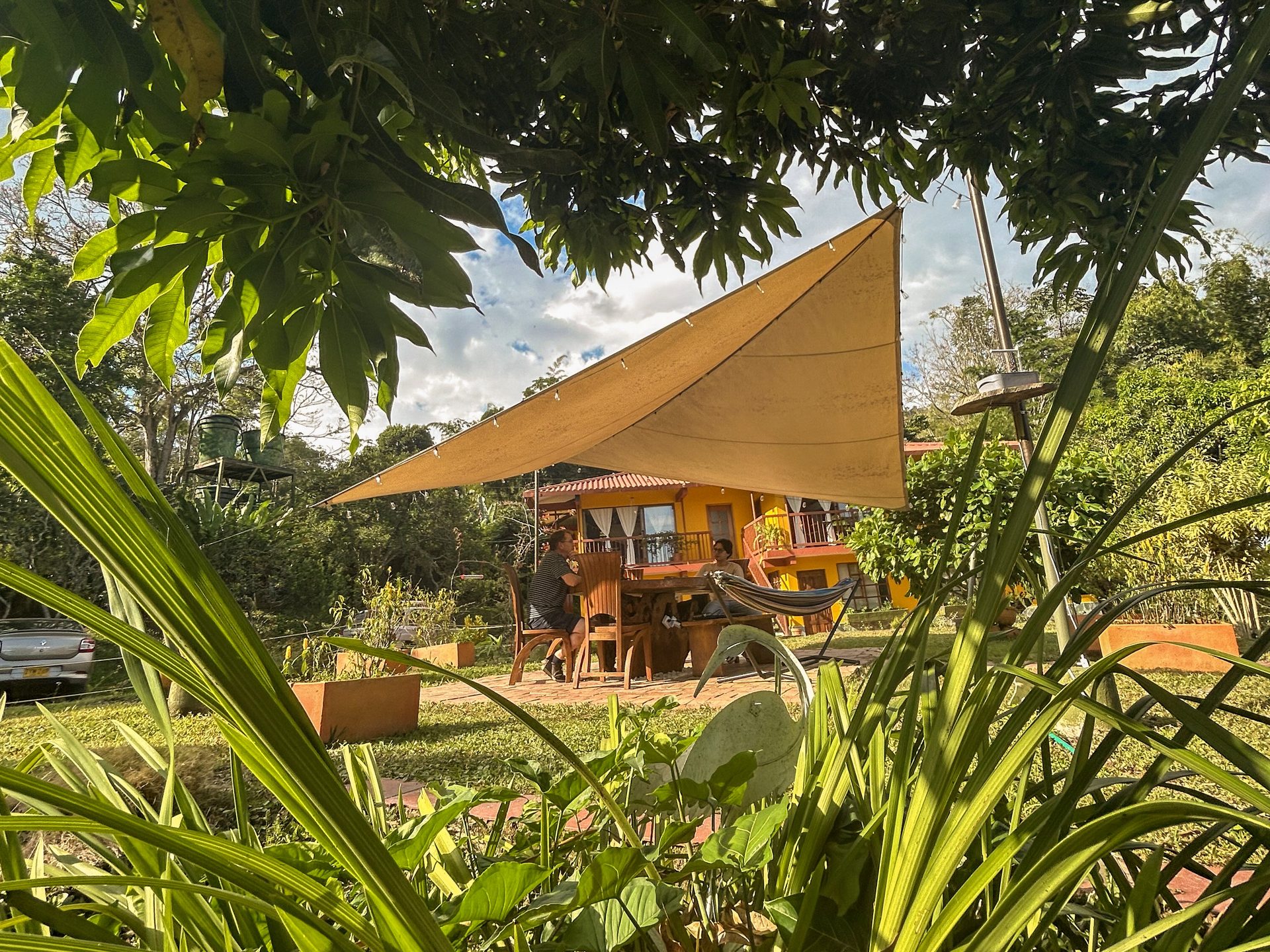 Zona de comedor al aire libre rodeada de jardines en El Nido Andino, La Mesa Cundinamarca