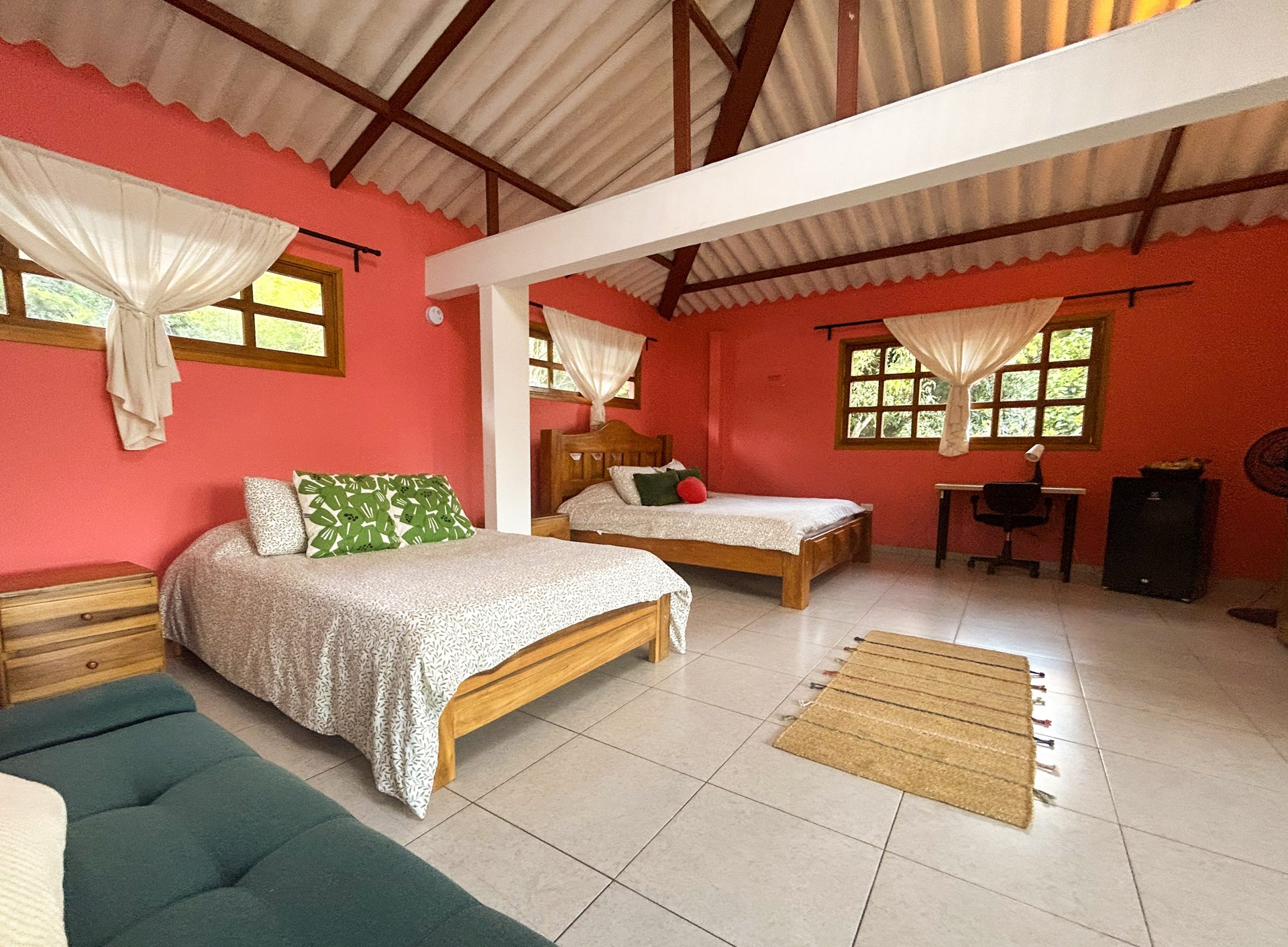 Camas y zona de estar de la Suite King en El Nido Andino, hotel boutique en La Mesa
