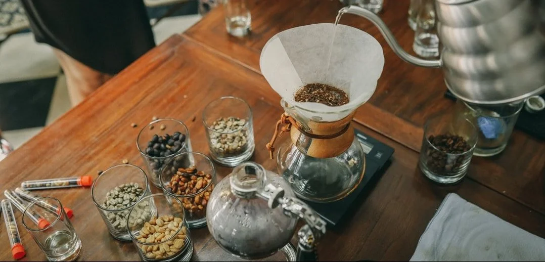 Taller de preparación de café colombiano en El Nido Andino, finca cafetera cerca de Bogotá